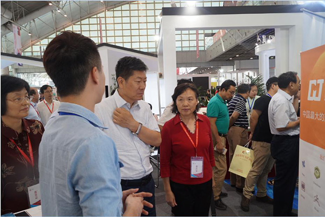 中国版权协会理事长阎晓宏先生参观思杰马克丁展位